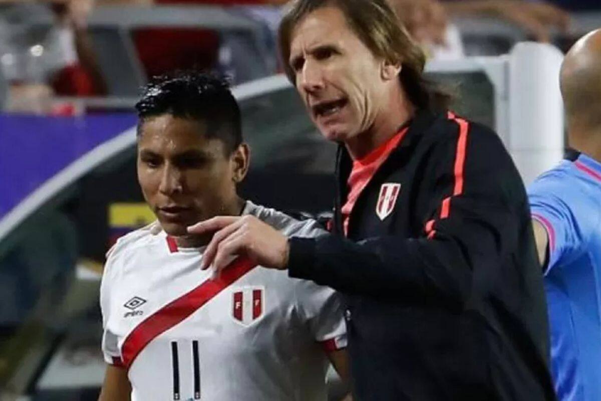 con Raúl Ruidíaz en la Selección Peruana. Una relación que se rompió cuando el delantero pidió privilegiar sus vacaciones. Foto: EFE.