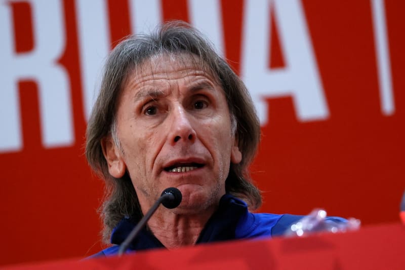 hablando en conferencia de prensa de la Selección Chilena. (Foto: Aton)