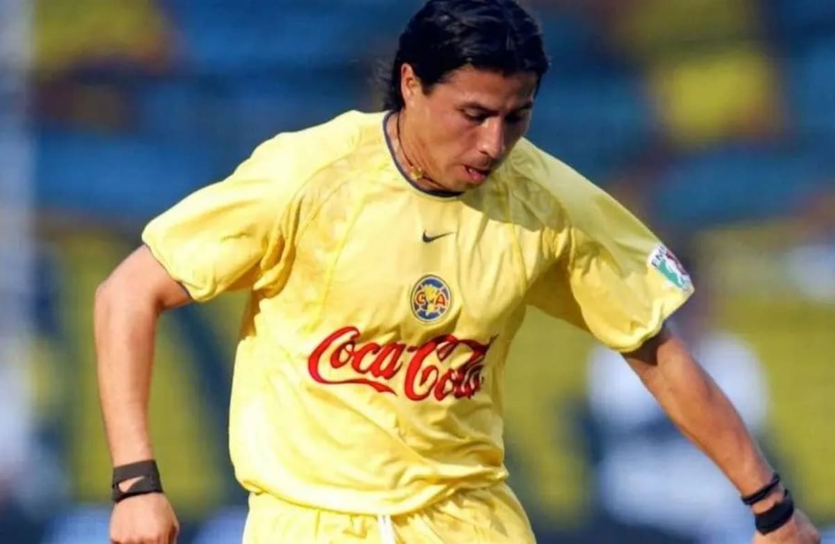 El zaguero chileno tuvo un exitoso paso por América de México, y hoy está dirigiendo una de las divisiones menores.