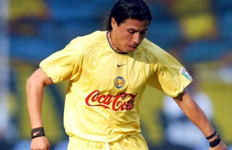El zaguero chileno tuvo un exitoso paso por América de México, y hoy está dirigiendo una de las divisiones menores.