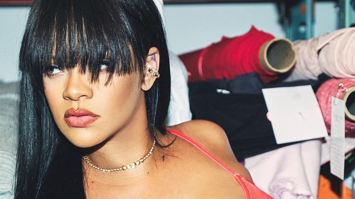 Rihanna luce su pelo al natural con radical cambio de look