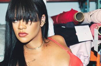 Rihanna luce su pelo al natural con radical cambio de look