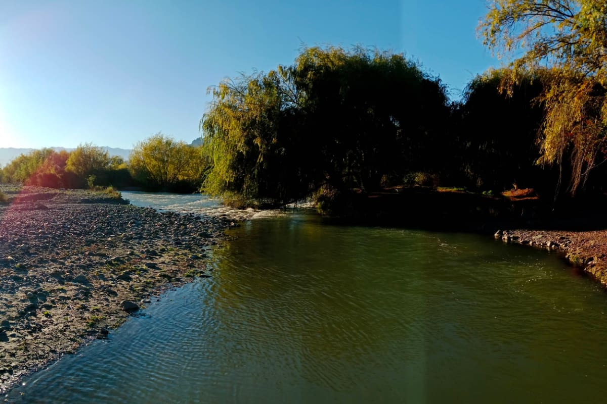 El cuerpo de agua invita a sumergirse en él y refrescarse del intenso calor del verano. Créditos: Google Maps.
