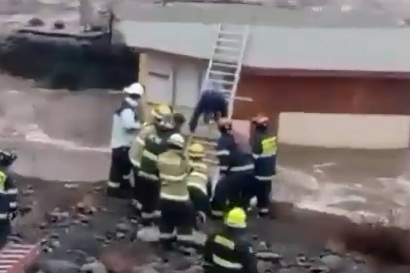 Hombre quedó atrapado arriba de su hogar.