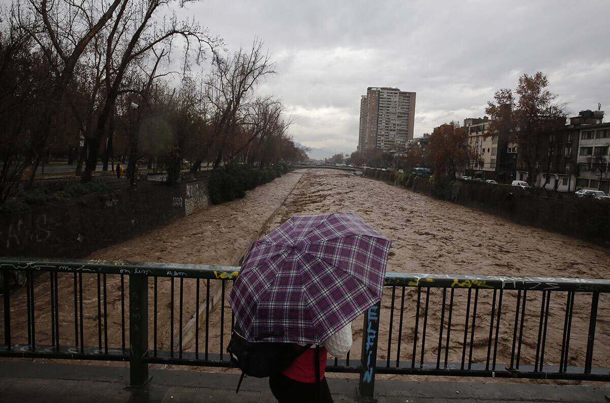 VIDEOS | Lluvia en Chile: Sistema frontal y crecida de ríos afectan a gran parte del país