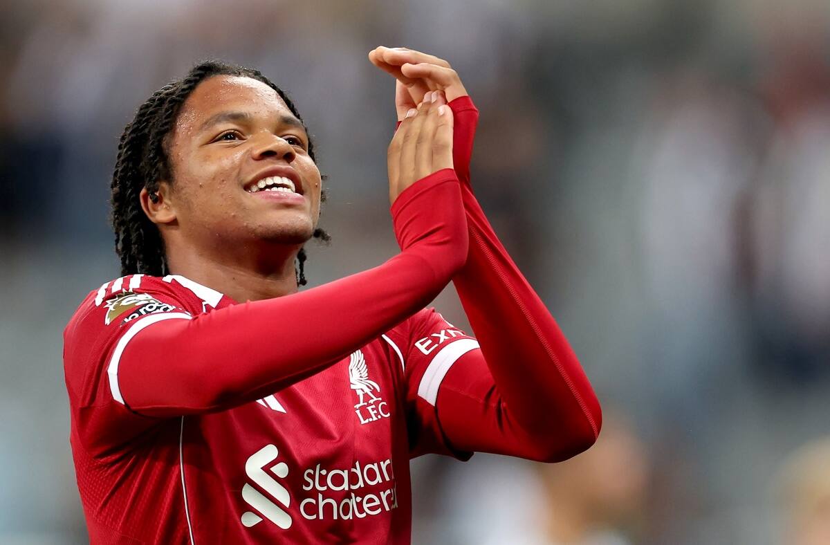 anotó su primer gol oficial por el Liverpool con solo 16 años. Es el cuarto anotador más precoz en la historia de la Premier League.