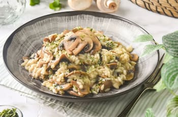 La tradición italiana en tu mesa: Receta fácil de risotto de champiñones