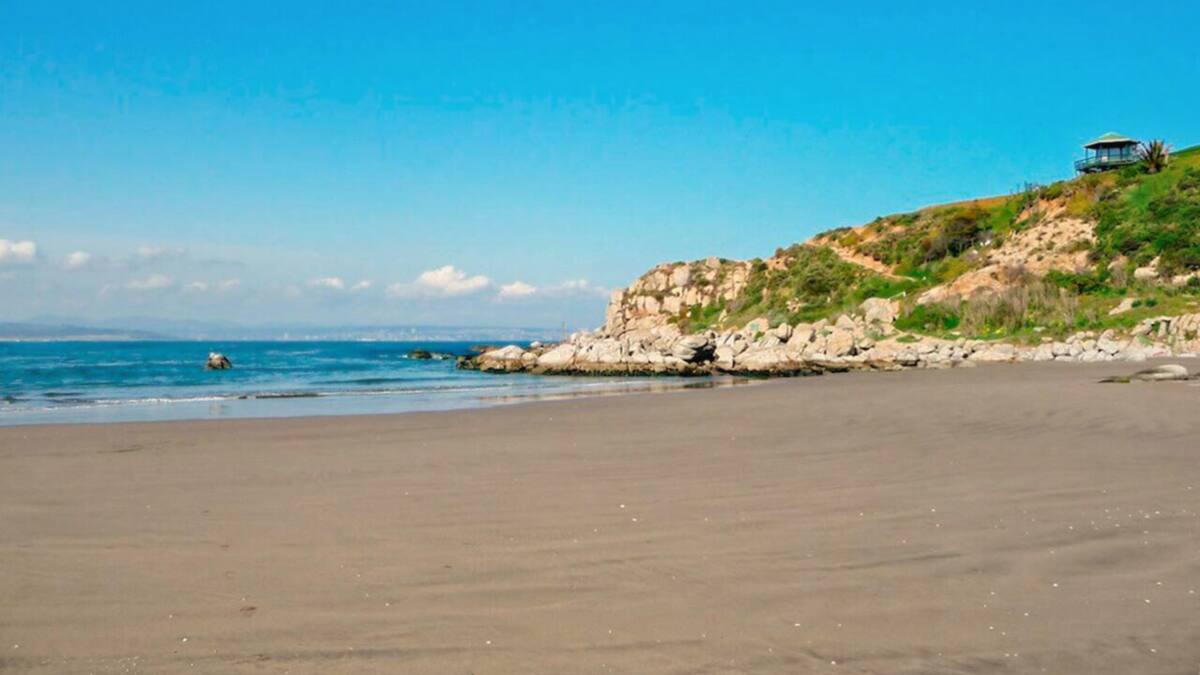 A solo 2 horas de Santiago: Esta despejada playa es uno de los rincones más tranquilos del litoral