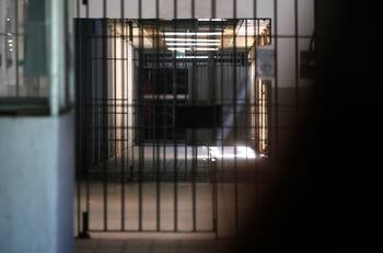 Así quedó la celda en que reo murió decapitado en supuesto ritual satánico