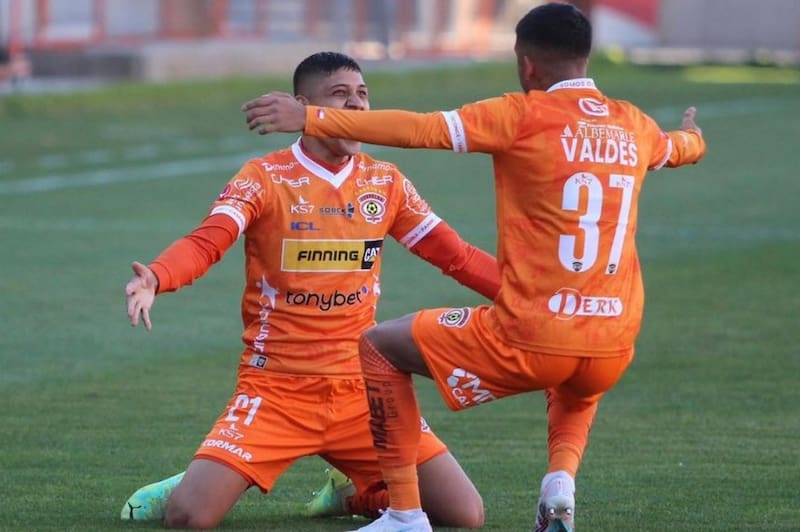 renovó con Cobreloa.