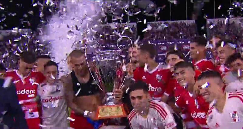 El trofeo del amistoso entre River Plate y la U llamó la atención de los hinchas (Foto: ESPN)