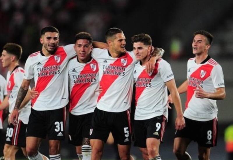 Bruno Zuculini junto con otros jugadores de River Plate.