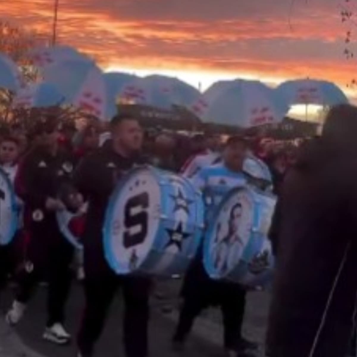 VIDEO | Hinchas de River Plate se van en contra de Chile y le dedican este cántico en Argentina