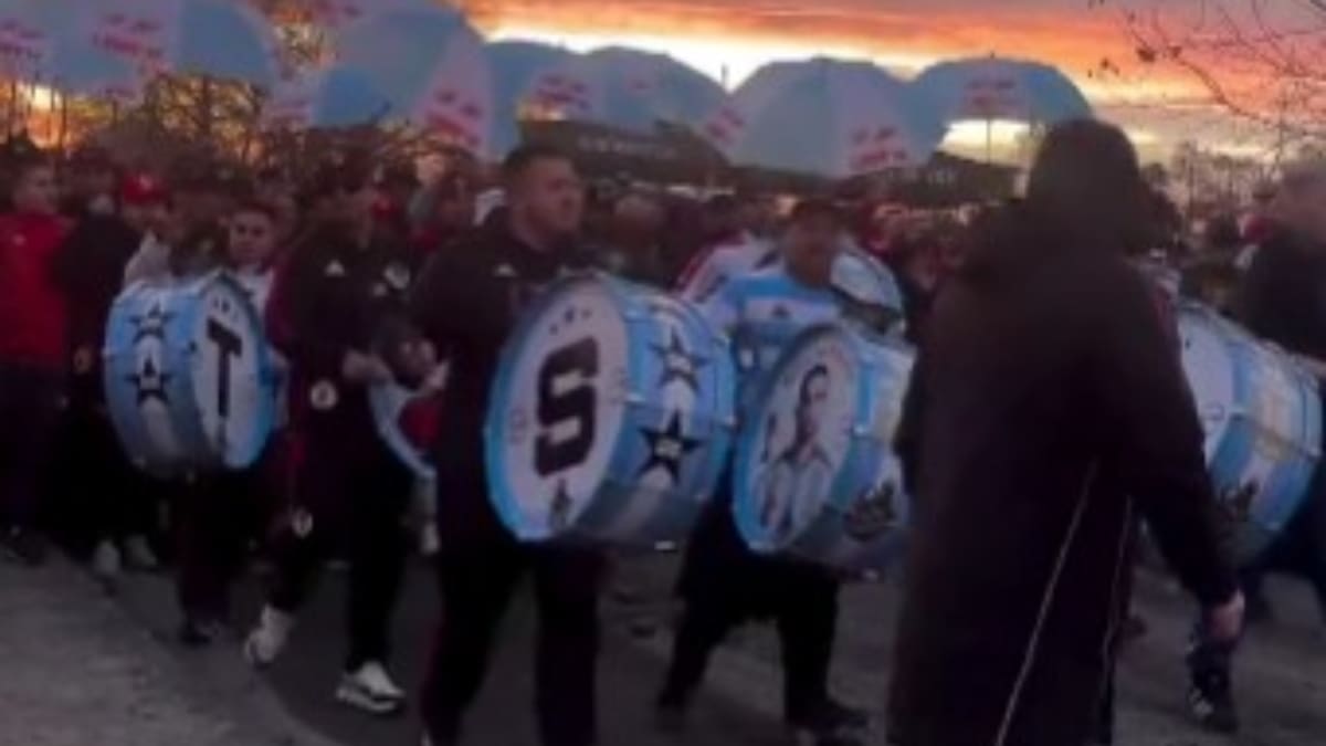VIDEO | Hinchas de River Plate se van en contra de Chile y le dedican este cántico en Argentina