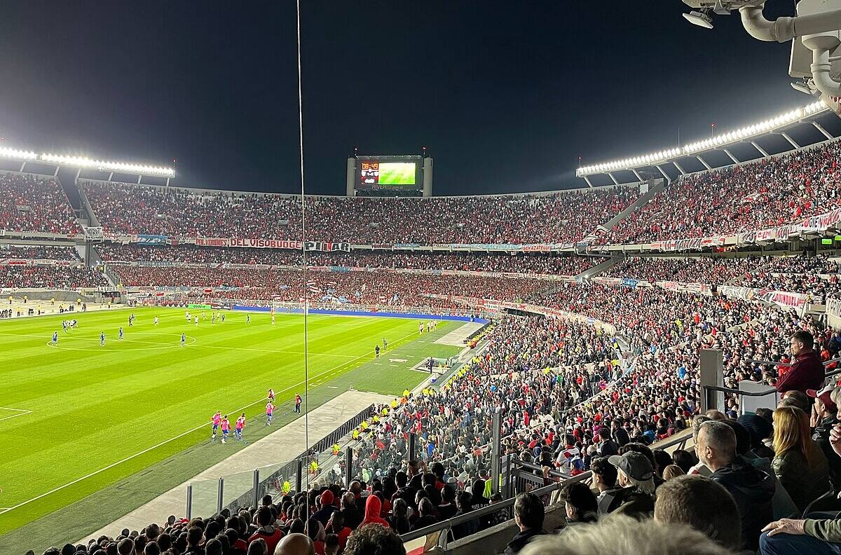 Atentos Colo Colo y la UC: esto cobran los clubes en el mundo por cambiar el nombre de sus estadios