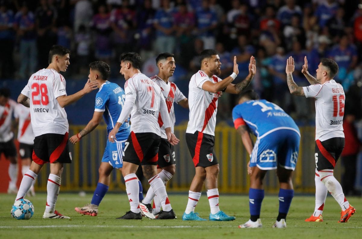 Con dos chilenos: la lista negra de River Plate que puede darles refuerzos a Colo Colo, la U y la UC