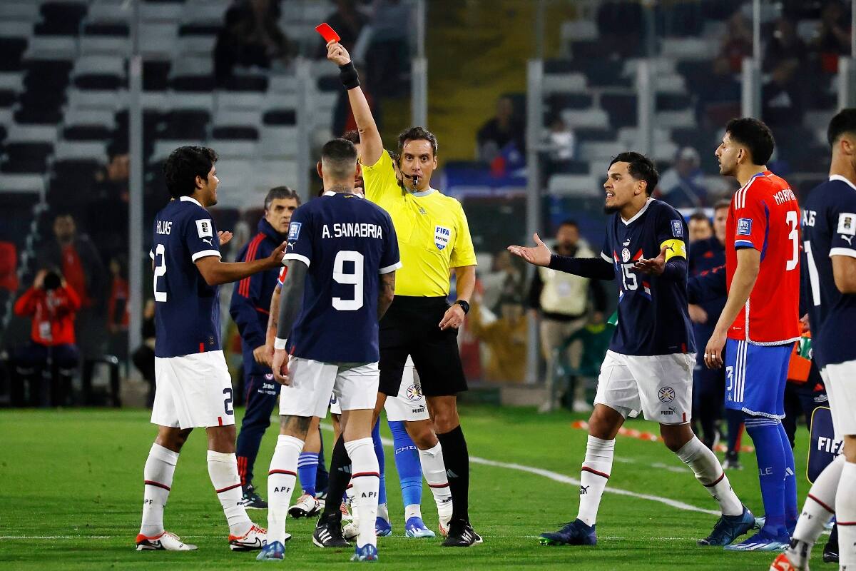 se fue expulsado antes del término del primer tiempo ante La Roja. (Foto: Aton)