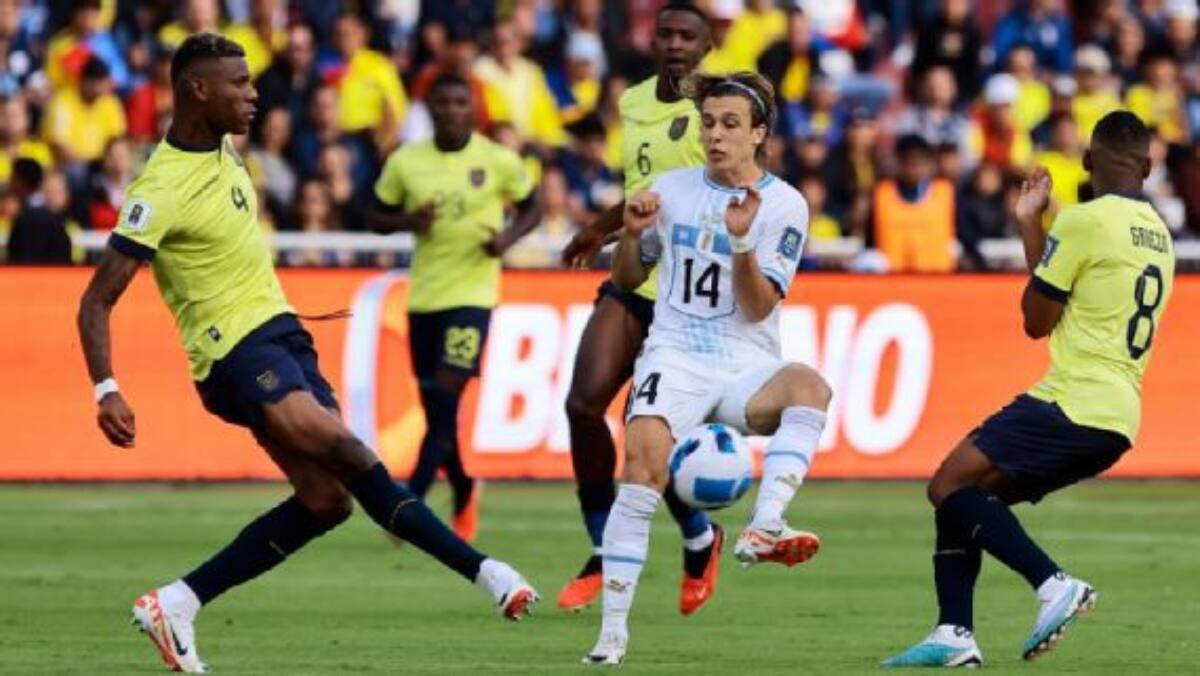 jugando por Ecuador ante Uruguay por las Eliminatorias (Foto: EFE)
