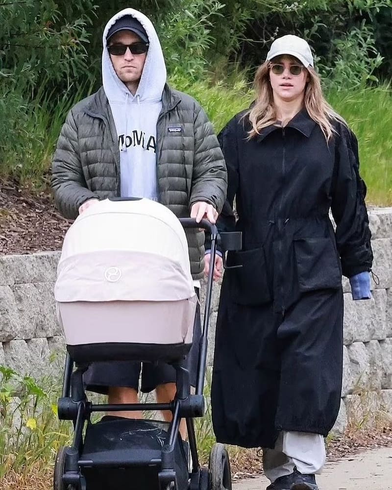 Robert Pattinson y Suki WaterHouse se dejan ver con su primer bebé.