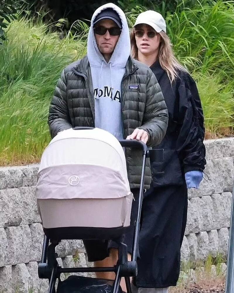 Robert Pattinson y Suki WaterHouse se dejan ver con su primer bebé.