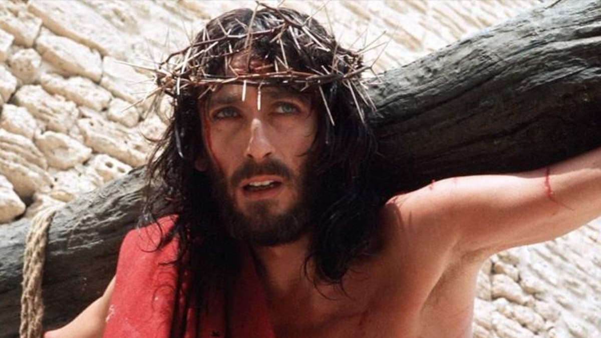 Quién es Robert Powell, el actor que protagoniza “Jesús de Nazaret”