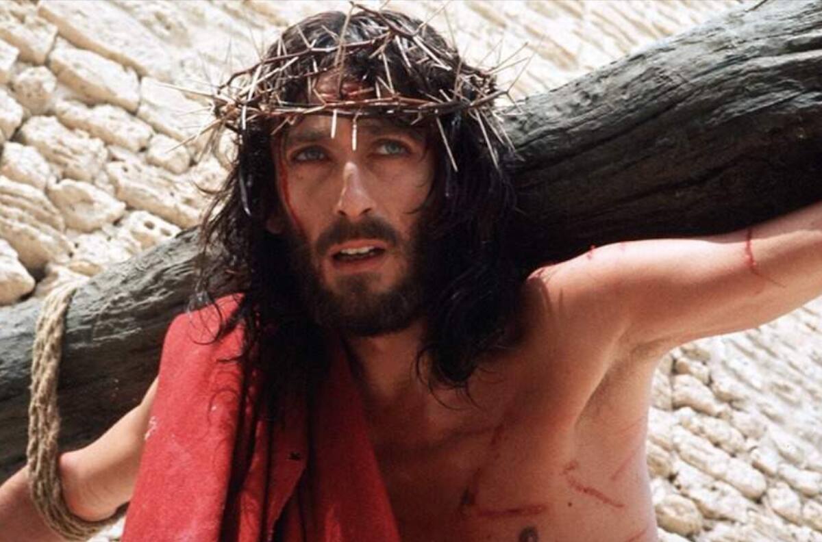 Quién es Robert Powell, el actor que protagoniza “Jesús de Nazaret”