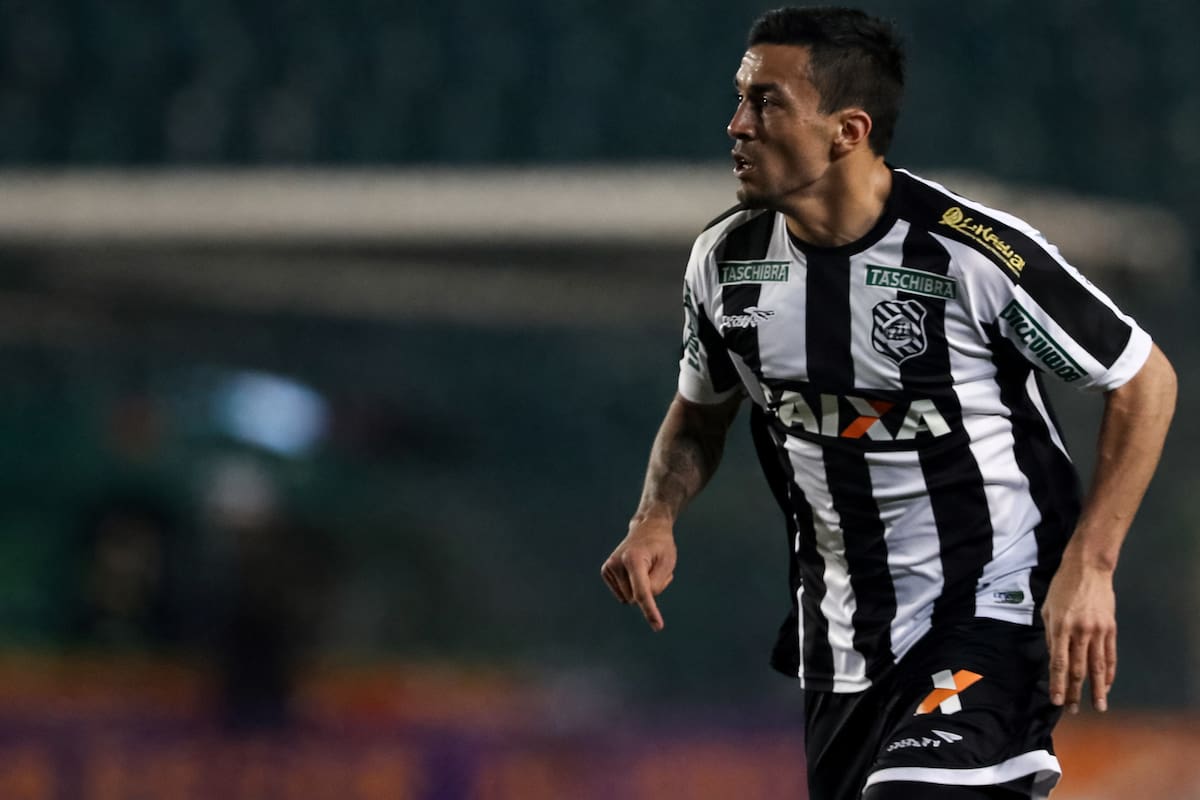 Defendiendo la camiseta del Figueirense.