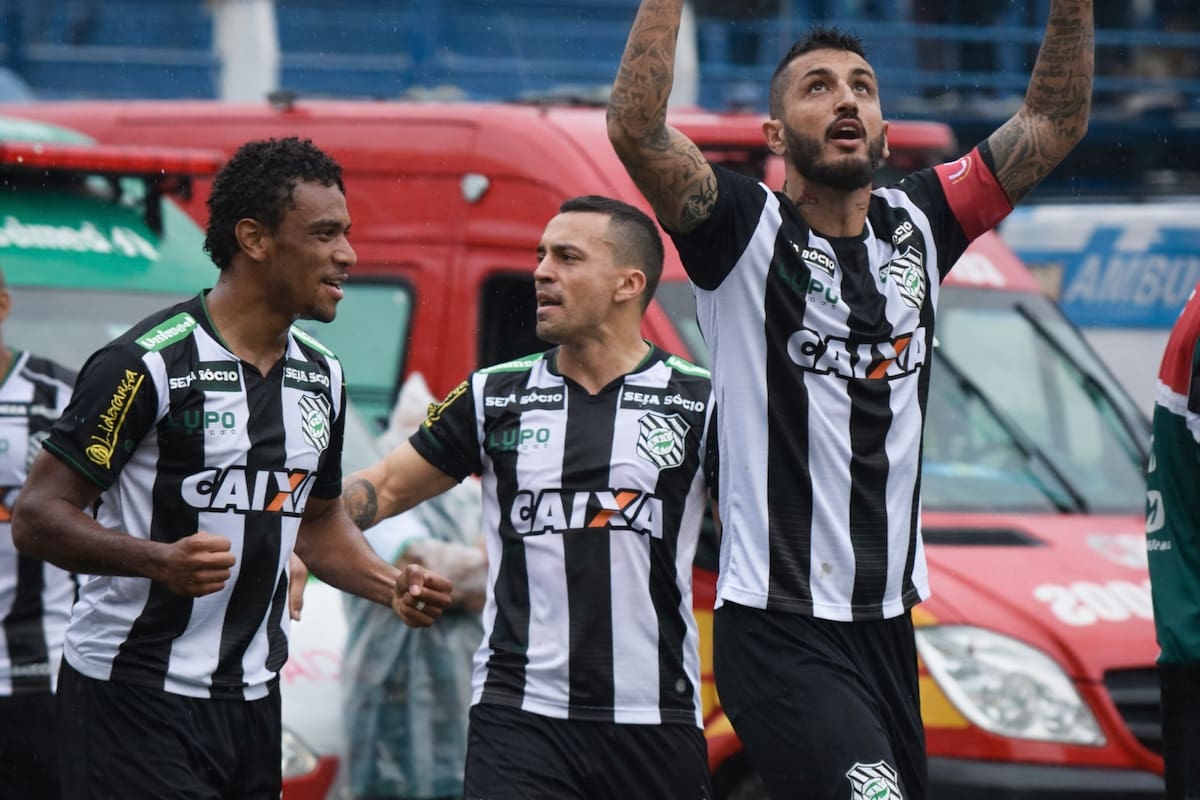 “Llegué a Brasil y el primer día barristas nos amenazaron de muerte en el camarín; en Chile nunca viví algo así”.