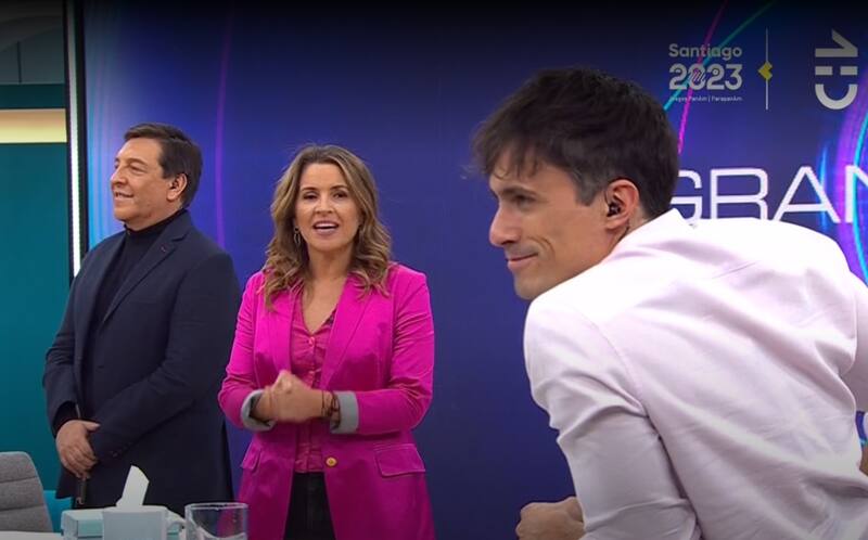 El equipo de "Contigo en la Mañana" bromeando con Roberto Cox.