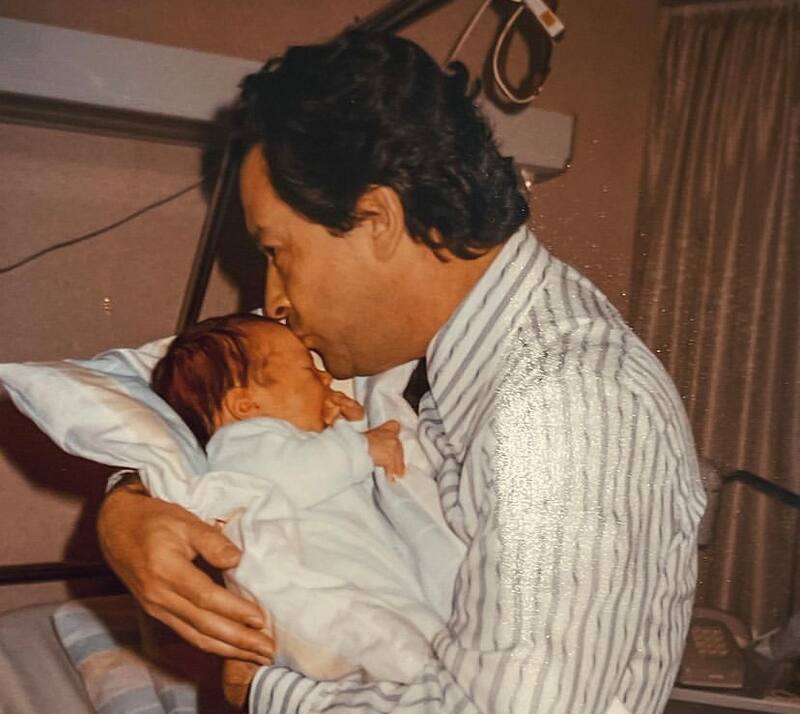 Roberto Cox junto a su padre en su infancia. Foto: Instagram.
