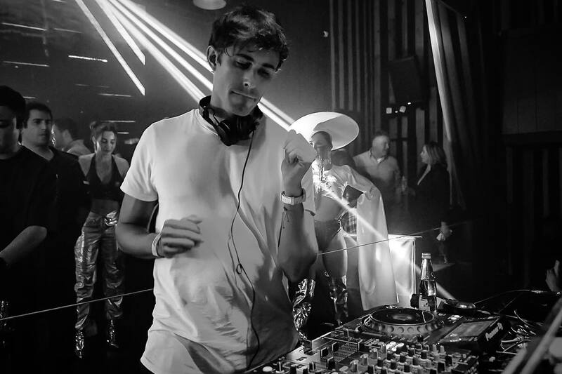 también es DJ y ha tocado por todos Chile.