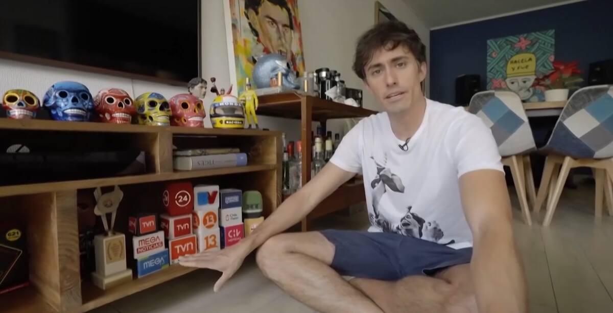 Roberto Cox colecciona calaveras y logos de TV. Créditos: Pantallazo CHV