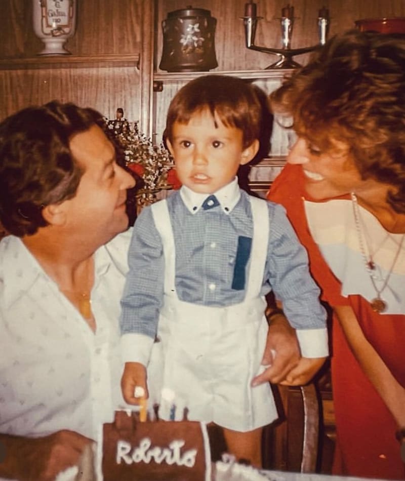Roberto Cox junto a sus padres en su infancia. Foto: Instagram.