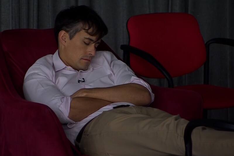 Nuevamente grabaron a Roberto Cox durmiendo.