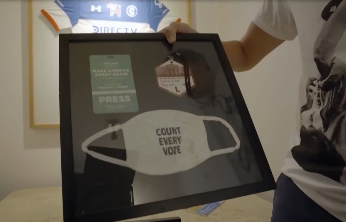 Robero Cox atesora credenciales de coberturas. Créditos: Pantallazo CHV