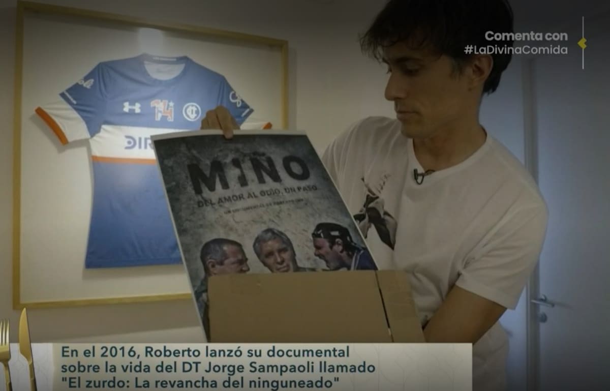 Roberto Cox muestra las portadas de sus dos documentales. Créditos: Pantallazo CHV