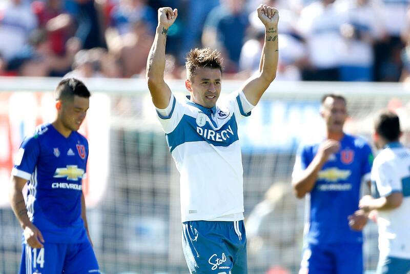 Roberto Gutiérrez celebra en un clásico universitario.