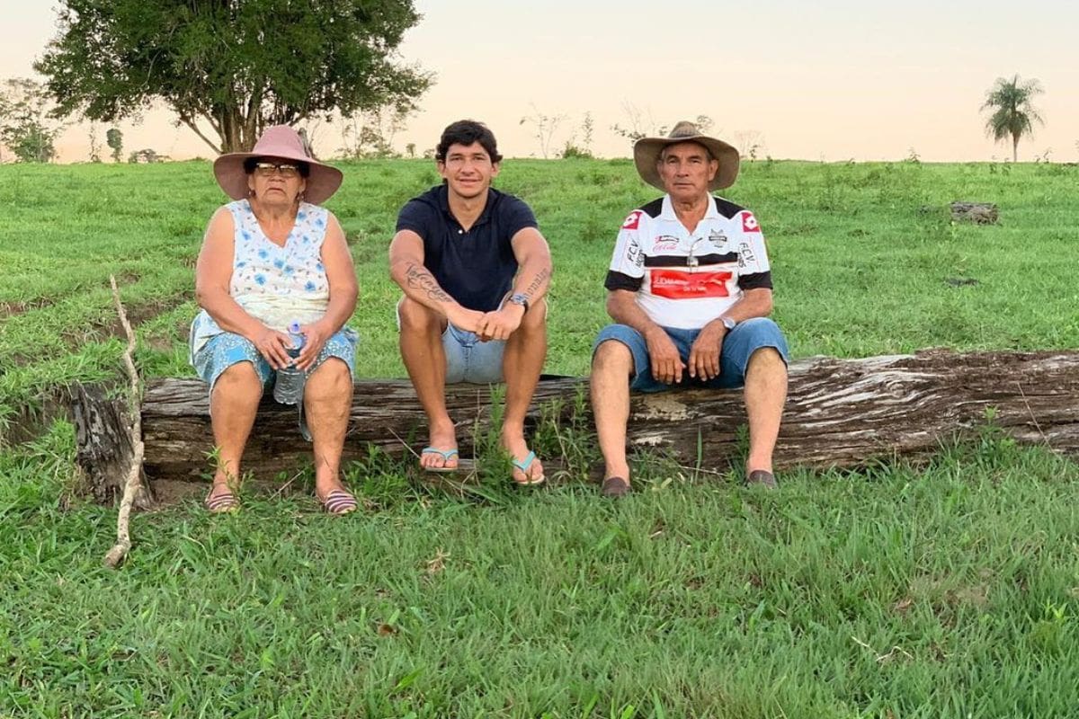 El exdelantero de Universidad Católica lleva poco tiempo retirado y hoy vive en el campo, cerca de la frontera con Brasil. Foto: @bufaloovelar85 en Instagram.