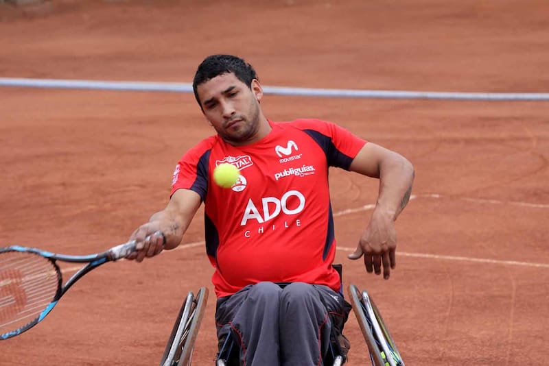 El tenista es embajador de los juegos Parapanamericanos Santiago 2023 y ha sido el número 1 nacional en tenis en silla de ruedas por 15 años.