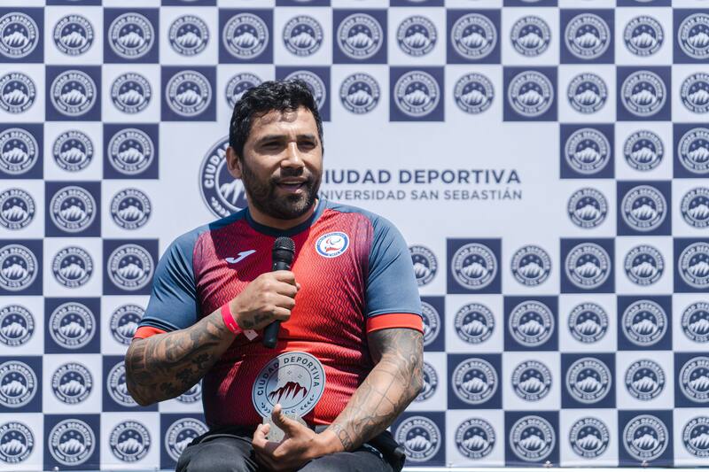 El tenista es embajador de los juegos Parapanamericanos Santiago 2023 y ha sido el número 1 nacional en tenis en silla de ruedas por 15 años.