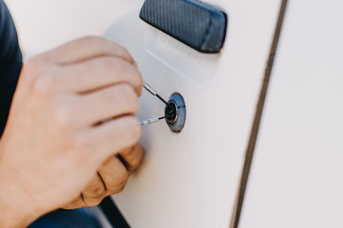 Existe una página donde revisar si el auto tiene encargo por robo