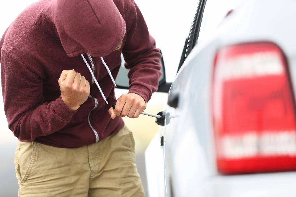 Existe una página donde revisar si el auto tiene encargo por robo
