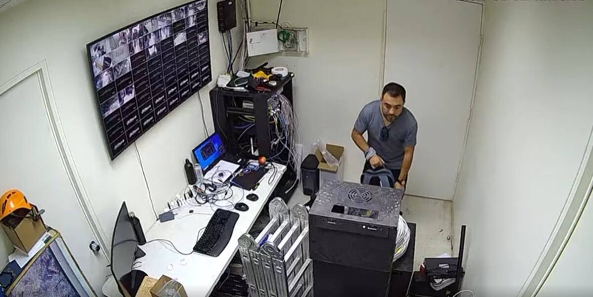 Sujeto con rostro al descubierto se dio a la fuga tras el robo. Créditos: CHV