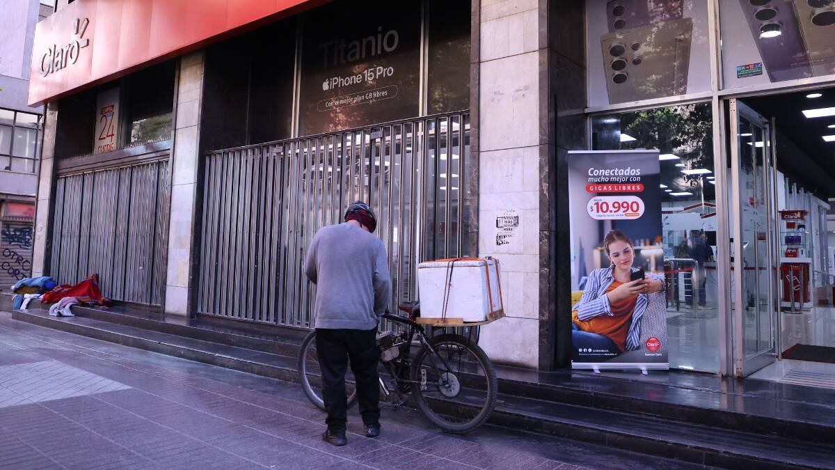 Delincuentes roban más de $10 millones en celulares desde tienda Claro: Ingresaron por oficinas del Sernameg
