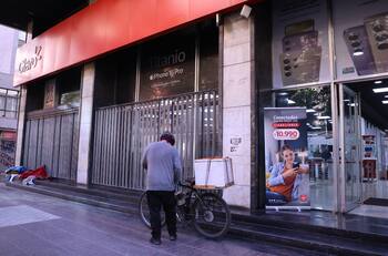 Delincuentes roban más de $10 millones en celulares desde tienda Claro: Ingresaron por oficinas del Sernameg