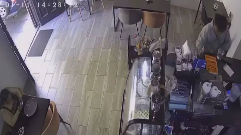 El momento exacto del robo viral en Guatemala.