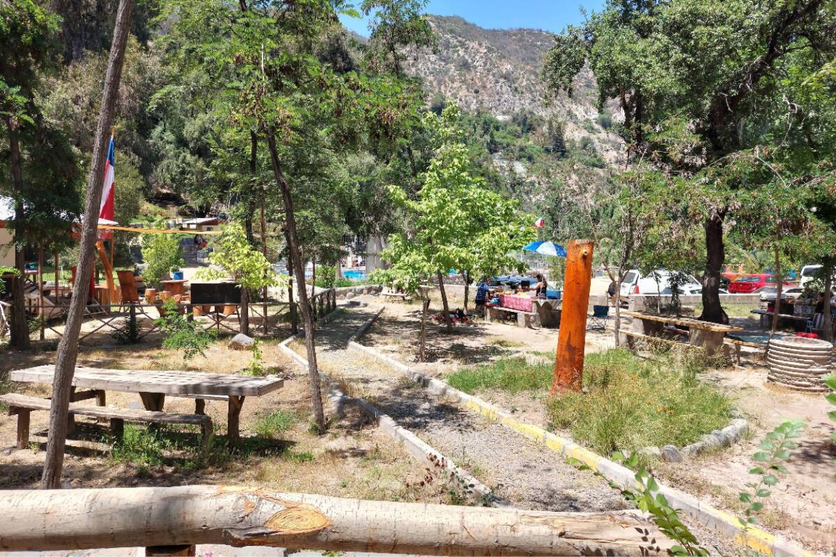 Además de piscinas, en el lugar encontrarás también zonas de pícnic y quinchos para hacer de tu estadía una mucho más cómoda. Créditos: Google Maps.