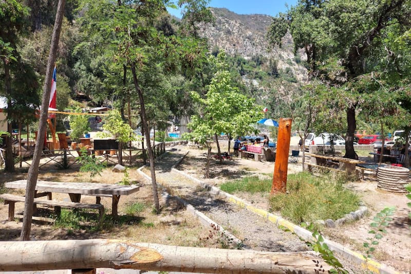 Además de piscinas, en el lugar encontrarás también zonas de pícnic y quinchos para hacer de tu estadía una mucho más cómoda. Créditos: Google Maps.