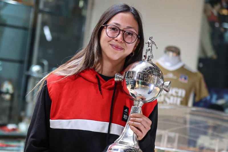La leyenda de las Albas, con la Copa Libertadores. Foto: @chiosotoo en Instagram