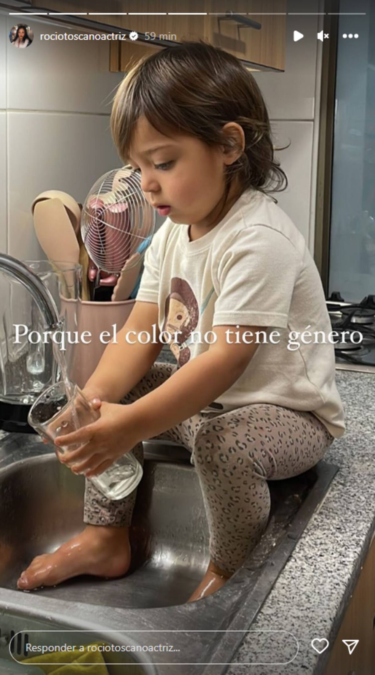 A través de redes Sociales, Rocío Toscano recibió críticas por la forma de vestir de su hijo y respondió muy claramente a los “haters”.
